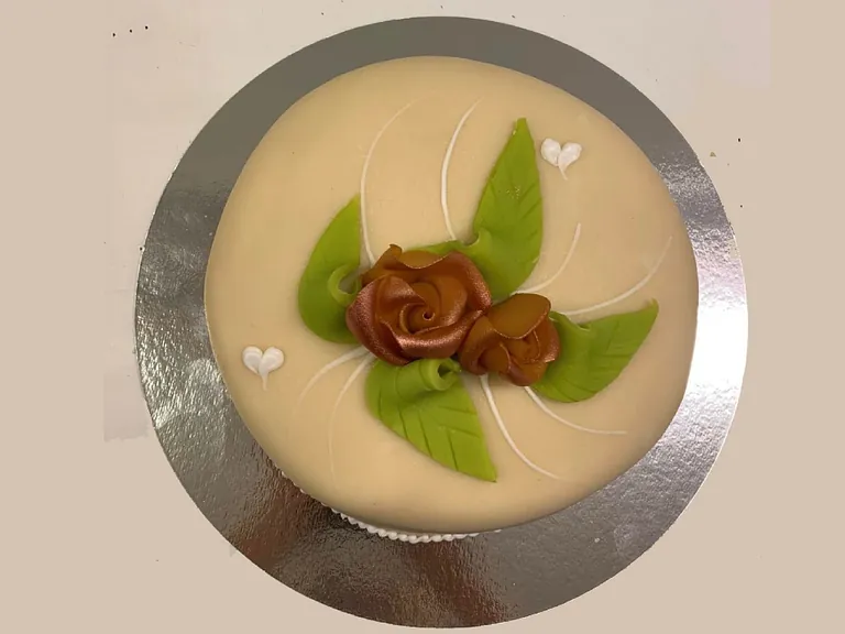 Dekorativ tårta med blommor