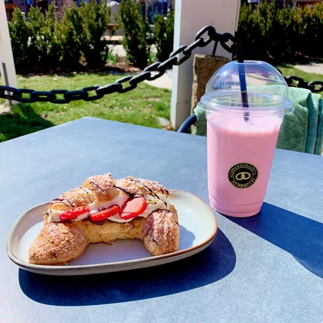 smörgås med en smoothie