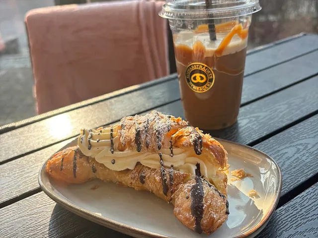Croissant och iskaffe