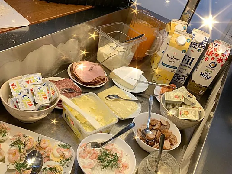 Frukost pålägg med olika föremål
