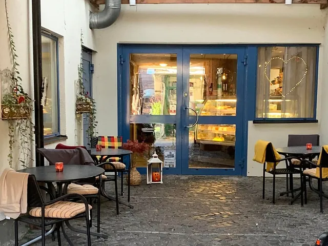 Charmig kaféingång