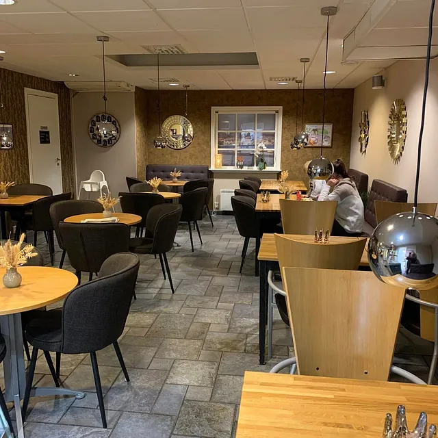 bild innefrån cafet med bord och stolar
