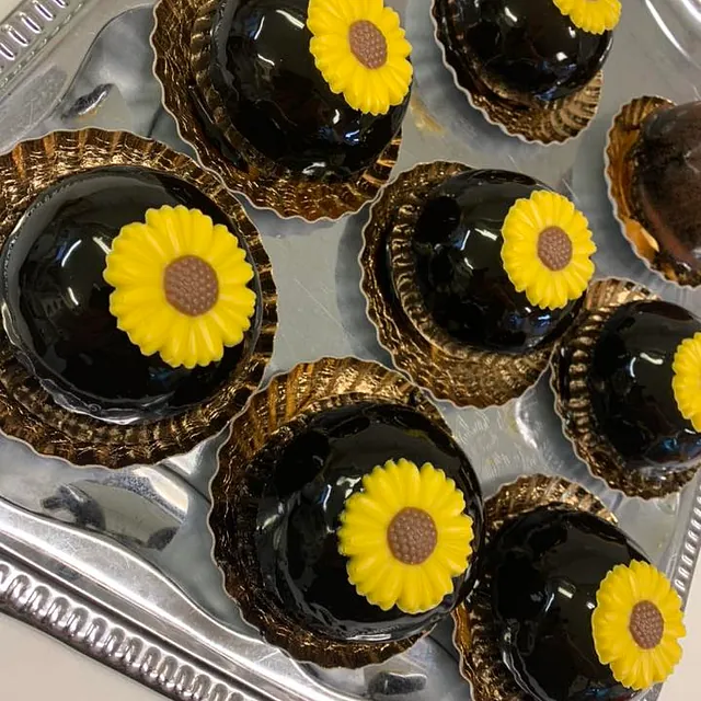 chokladbakelser med gul blomma på